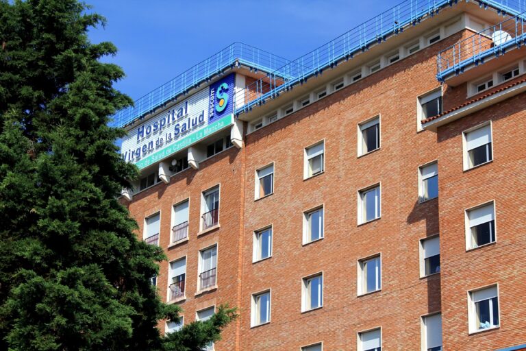 Trasladan al hospital un hombre de 73 años muy grave tras la salida de vía de su coche en Torre de Juan Abad