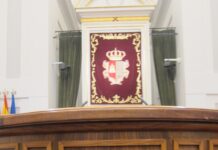 Tres ciudadanos de distintas generaciones izarán en las Cortes las banderas por el XXXIX Aniversario de la Constitución