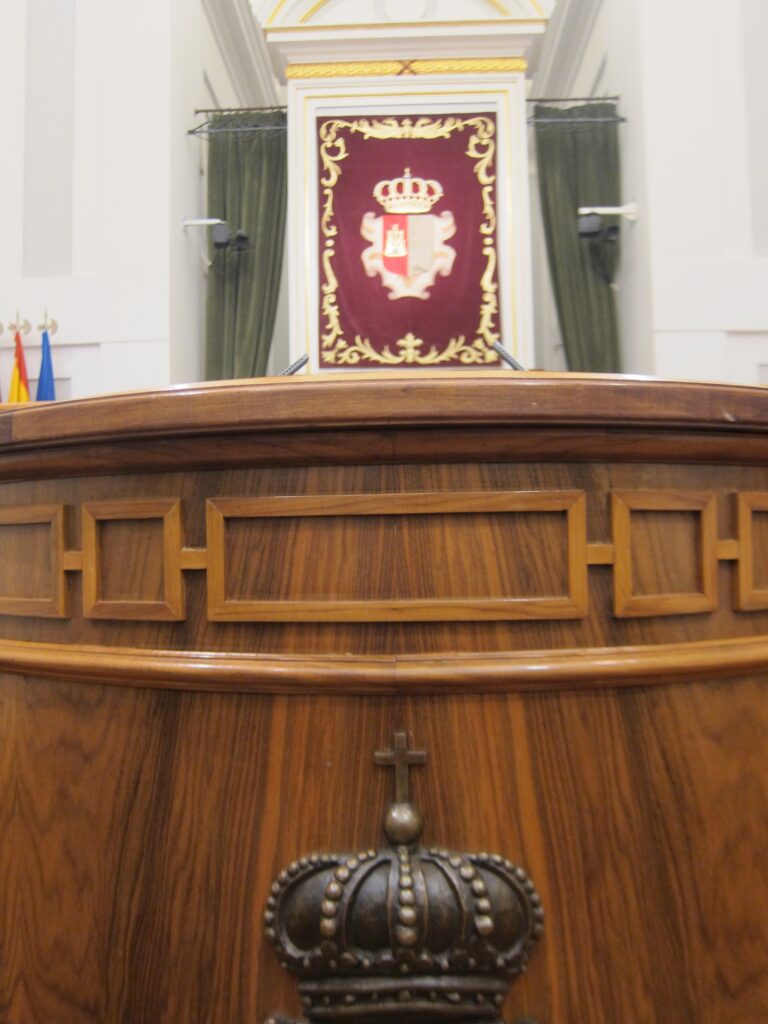 Tres ciudadanos de distintas generaciones izarán en las Cortes las banderas por el XXXIX Aniversario de la Constitución
