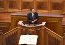 Page asegura que no hay que tener cobardía en reformar la Constitución, pero nunca bajo chantaje