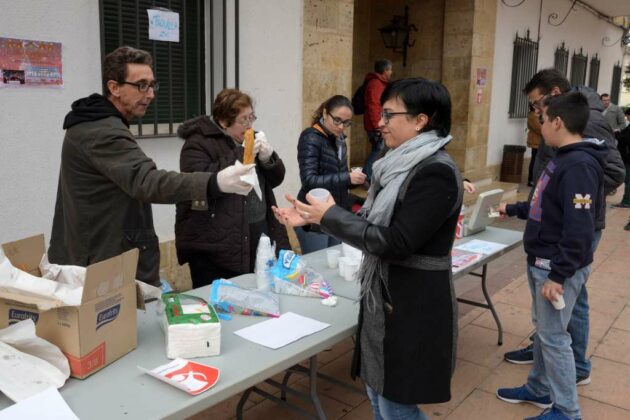 Cerca de 200 personas participaron en las Choco-Campanadas Solidarias