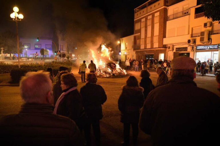 Numerosos argamasilleros participaron en las hogueras colectivas de San Antón