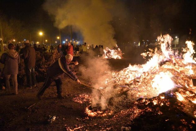 Numerosos argamasilleros participaron en las hogueras colectivas de San Antón
