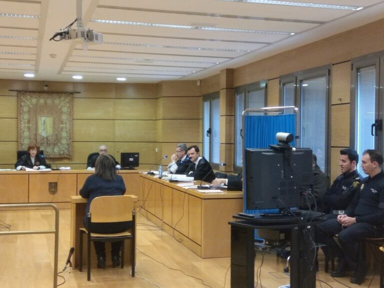 La ex mujer del acusado de homicidio en El Robledo defiende a la víctima