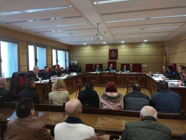El principal acusado niega haber obligado a prostituirse su novia menor y dice que es una venganza de ella