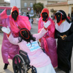 El absurdo y la extravagancia volvieron a reinar el día de la máscara callejera de Argamasilla de Alba