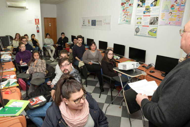 INSOLAB y el Ayuntamiento facilitan a 15 jóvenes la obtención del carné de conducir