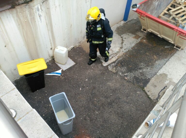 Los bomberos neutralizan una nube química en el Hospital de Valdepeñas