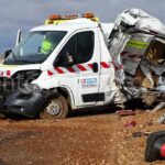 Un camión embiste a un vehículo de mantenimiento en la Autovía de los Viñedos