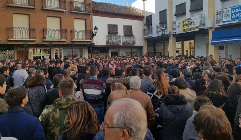 Herencia se echa a la calle para condenar la muerte violenta de un joven vecino