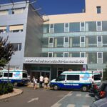 «Aquí vive un héroe», la nota de vecinos que apoyan al médico de Alcázar al que algún insolidario mandaba al hotel