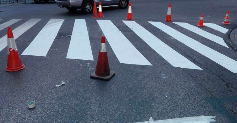 Prosiguen los trabajos de mejora de señalización horizontal y pasos de cebra