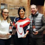 Mari Paz Romero gana 55 litros de vino del premio ‘Su peso en vino’ de la Feria de la Tapa de Valdepeñas