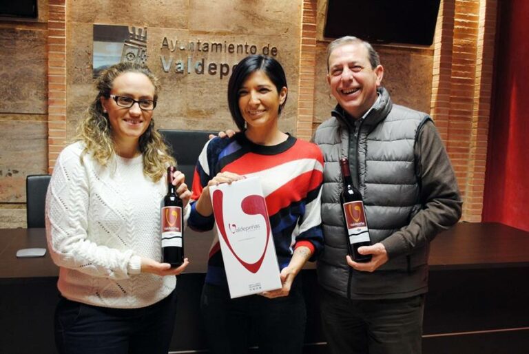 Mari Paz Romero gana 55 litros de vino del premio ‘Su peso en vino’ de la Feria de la Tapa de Valdepeñas