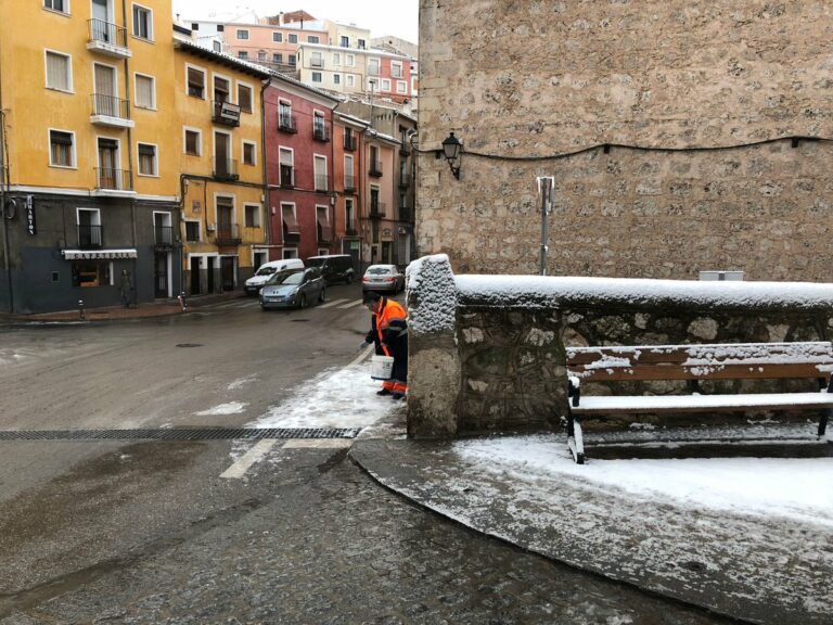 Cuenca trabaja desde la madrugada para retirar la nieve y el hielo