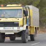 Un total de 21 medios y cien personas tratan de extinguir un fuego en Paracuellos