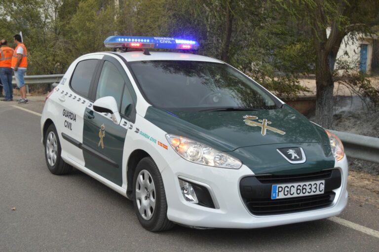 Rescatan de madrugada a una pareja que se había perdido tras atascar su coche en el barro