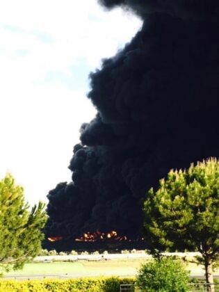 (Fotos): Aparatoso incendio en una finca de El Salobral, en Albacete