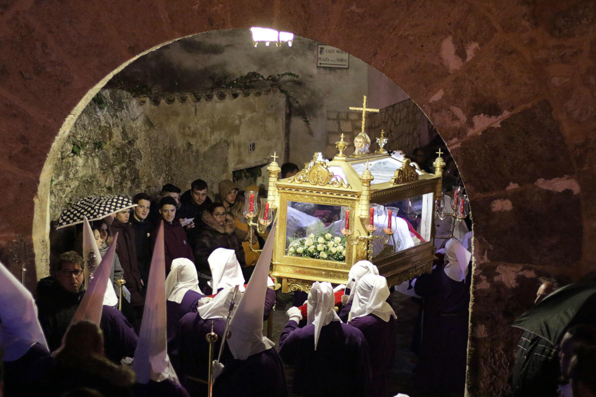 Impresionante silencio en la procesión del Santo Entierro de Pastrana