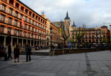 Minuto de silencio a las 12:00 horas en la Delegación de Gobierno por los atentados de Barcelona