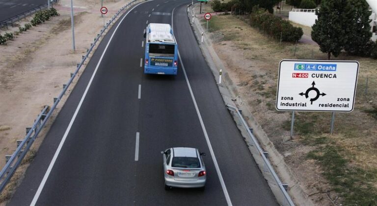 Reestablecido el tráfico y el abastecimiento de agua tras la rotura de una tubería en la N-400 en el Polígono de Toledo