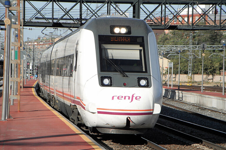 Cortada la línea ferroviaria Manzanares-Ciudad Real tras el accidente en el que han muerto dos personas