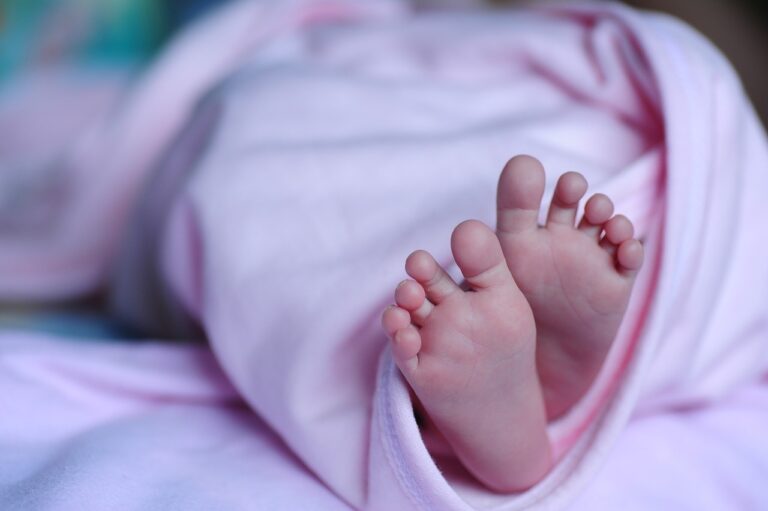 Seis bebés castellano-manchegos llevan el apellido materno en primer lugar en julio, de 1.424 nacimientos en la región