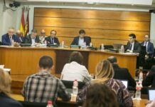 Ruiz Molina, PSOE y Podemos abandonan la Comisión de Presupuestos al considerarla acabada entre gritos y abucheos del PP