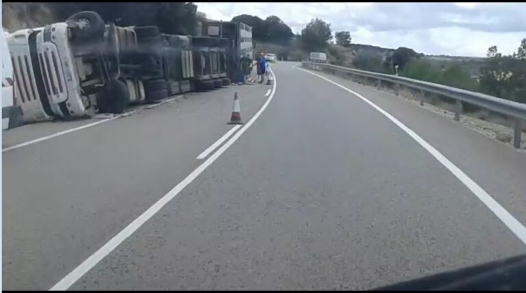 El vuelco de un camión cargado de cerdos condiciona el tráfico en la N-420 a su paso por Fuentes (Cuenca)