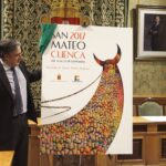 La alegría de las peñas, la silueta de una vaca y la Catedral, en el cartel de las fiestas de San Mateo de Cuenca 2017