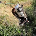 Dos heridas graves en un accidente de tráfico tras caer su turismo por un terraplén