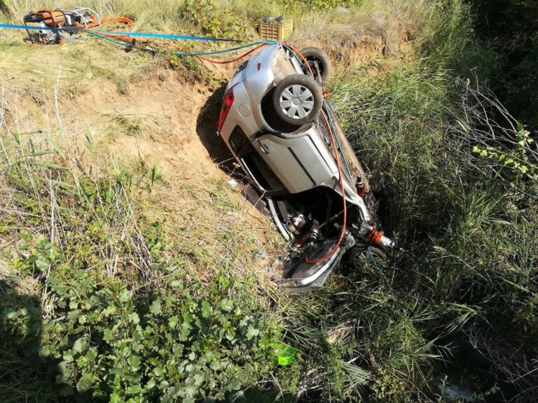 Dos heridas graves en un accidente de tráfico tras caer su turismo por un terraplén
