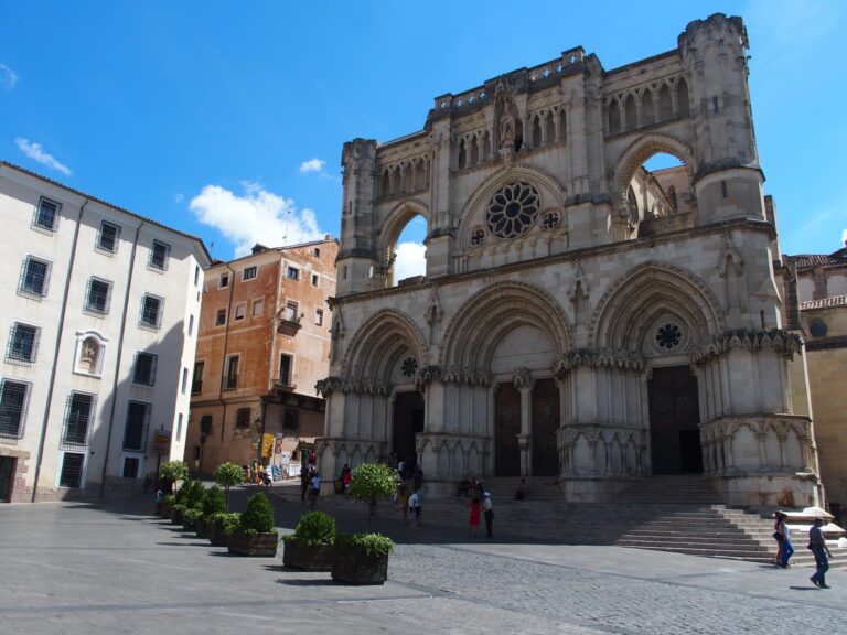 Prohibido encaramarse a la fachada de la Catedral en San Mateo