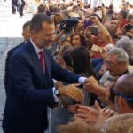 Los conquenses reciben con gran expectación y vítores a los Reyes de España