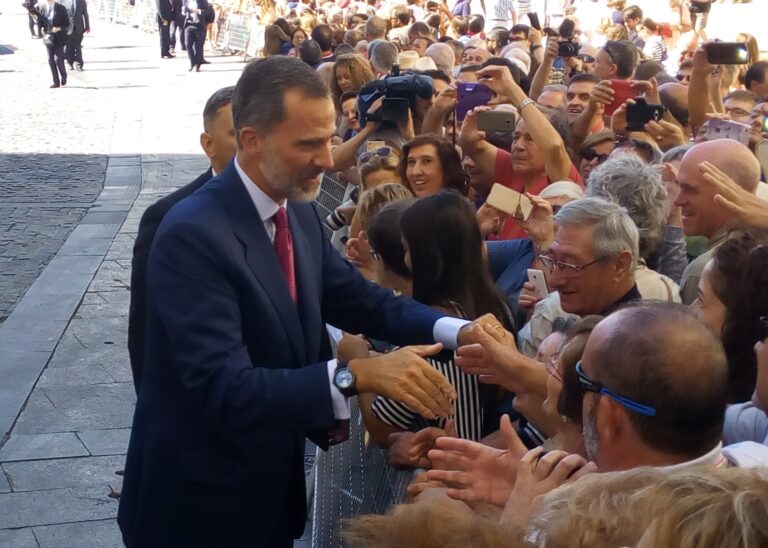 Los conquenses reciben con gran expectación y vítores a los Reyes de España