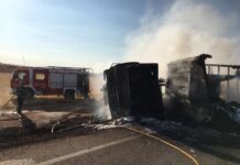 Fallece el conductor de un camión de arena volcado en la A-40