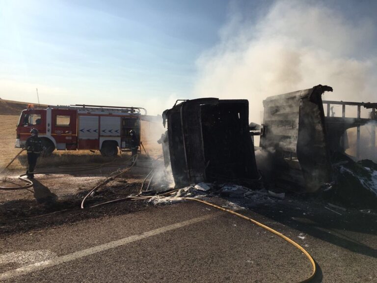 Fallece un camionero tras volcar su vehículo e incendiarse la cabina en Villamayor De Santiago