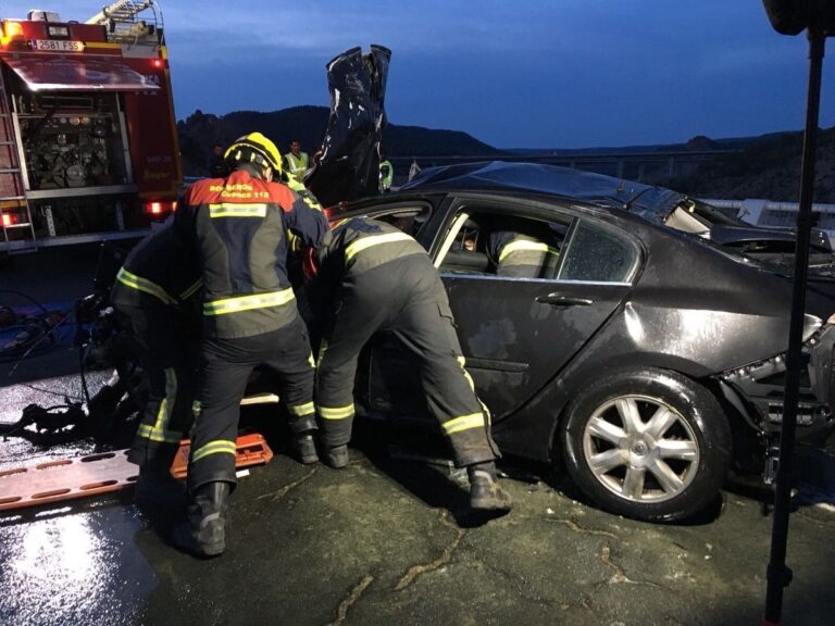Rescatan el cuerpo de un varón del vehículo caído en el embalse de Contreras