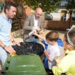 Jiménez entrega contenedores de reciclaje en los centros educativos de Argamasilla de Alba