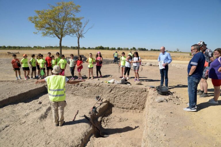Los escolares visitan las excavaciones del mítico castillo de Santa María del Guadiana