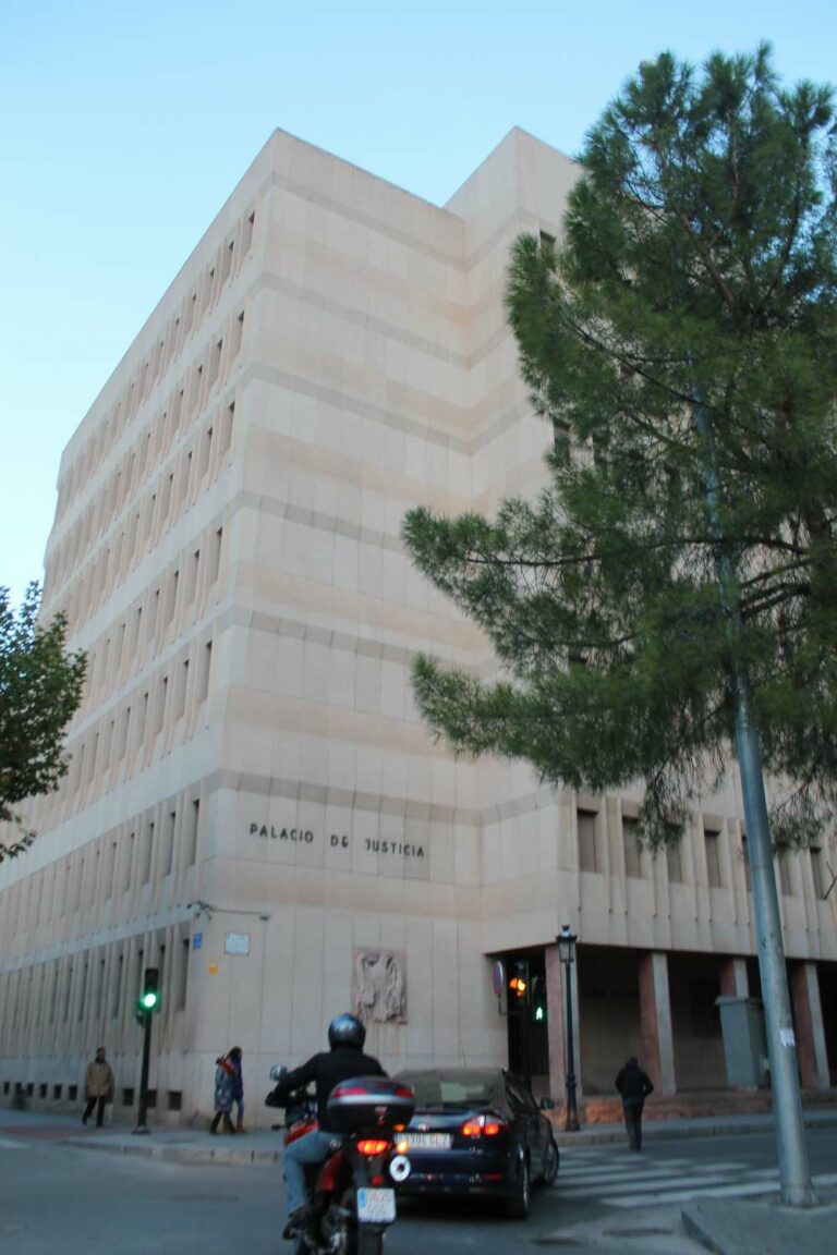 Tenía 73 años y abusó presuntamente de la nieta menor de su pareja en Hellín, esta es la pena que piden
