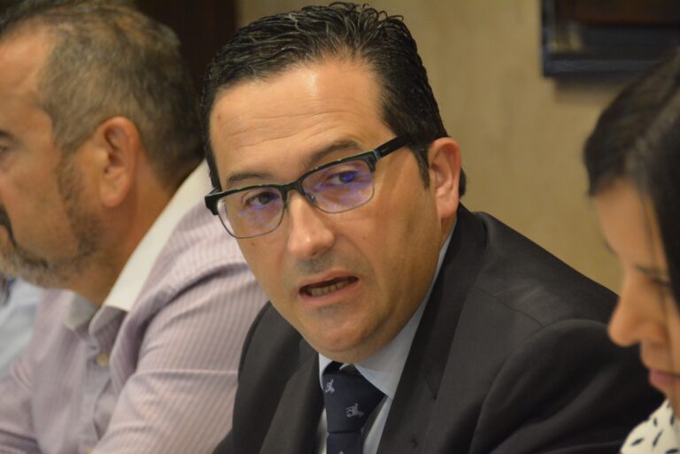 El alcalde de Campo de Criptana exige a la Junta que reconozca la plaga de conejos y aplique soluciones químicas