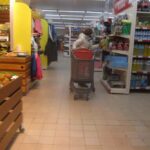 El incendio de un turismo en Manzanares obliga a desalojar un supermercado