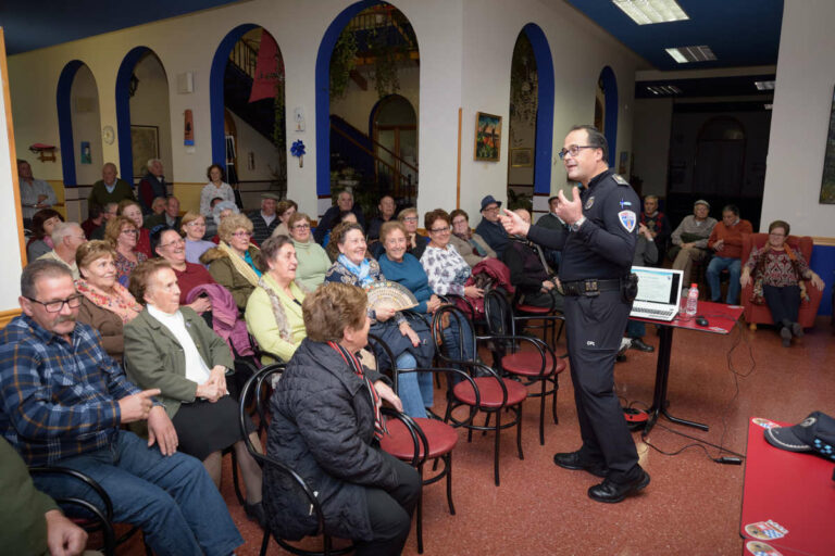 La Policía Local de Argamasilla de Alba previene a los mayores frente a timos, estafas y nuevas formas de hurto