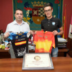 El Ayuntamiento de Argamasilla de Alba reconoce los méritos del joven ciclista Isaac Cantón