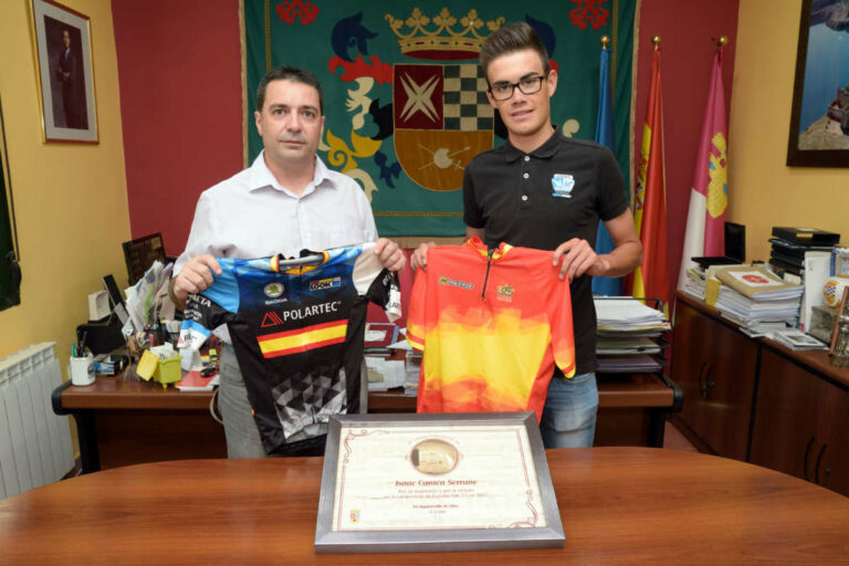 El Ayuntamiento de Argamasilla de Alba reconoce los méritos del joven ciclista Isaac Cantón