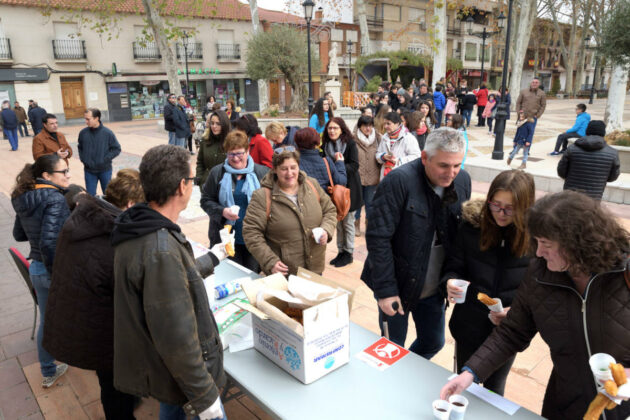 Cerca de 200 personas participaron en las Choco-Campanadas Solidarias