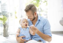 Sánchez ofrece a Podemos 4 meses de permiso de paternidad, pero solo para funcionarios, ¿y el resto?