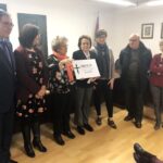 La AECC de Cuenca recibe 3.300 euros de la venta del libro de Herminia Esteso editado y publicado por la Diputación