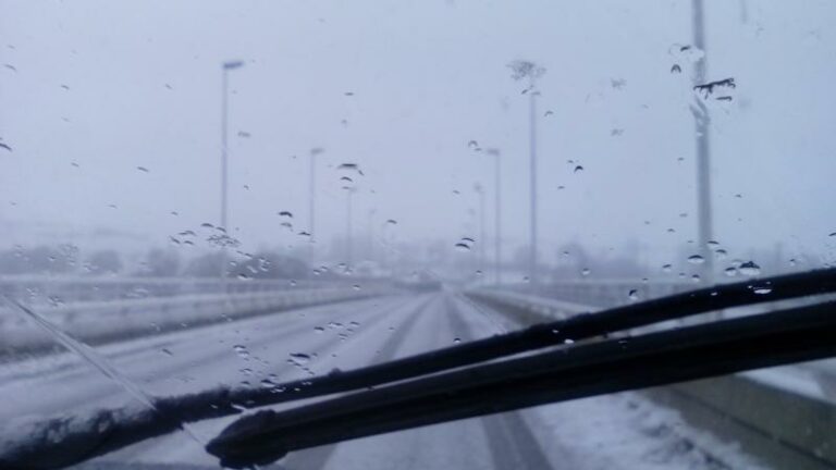 La nieve dificulta la circulación en el puerto de El Cubillo en Cuenca